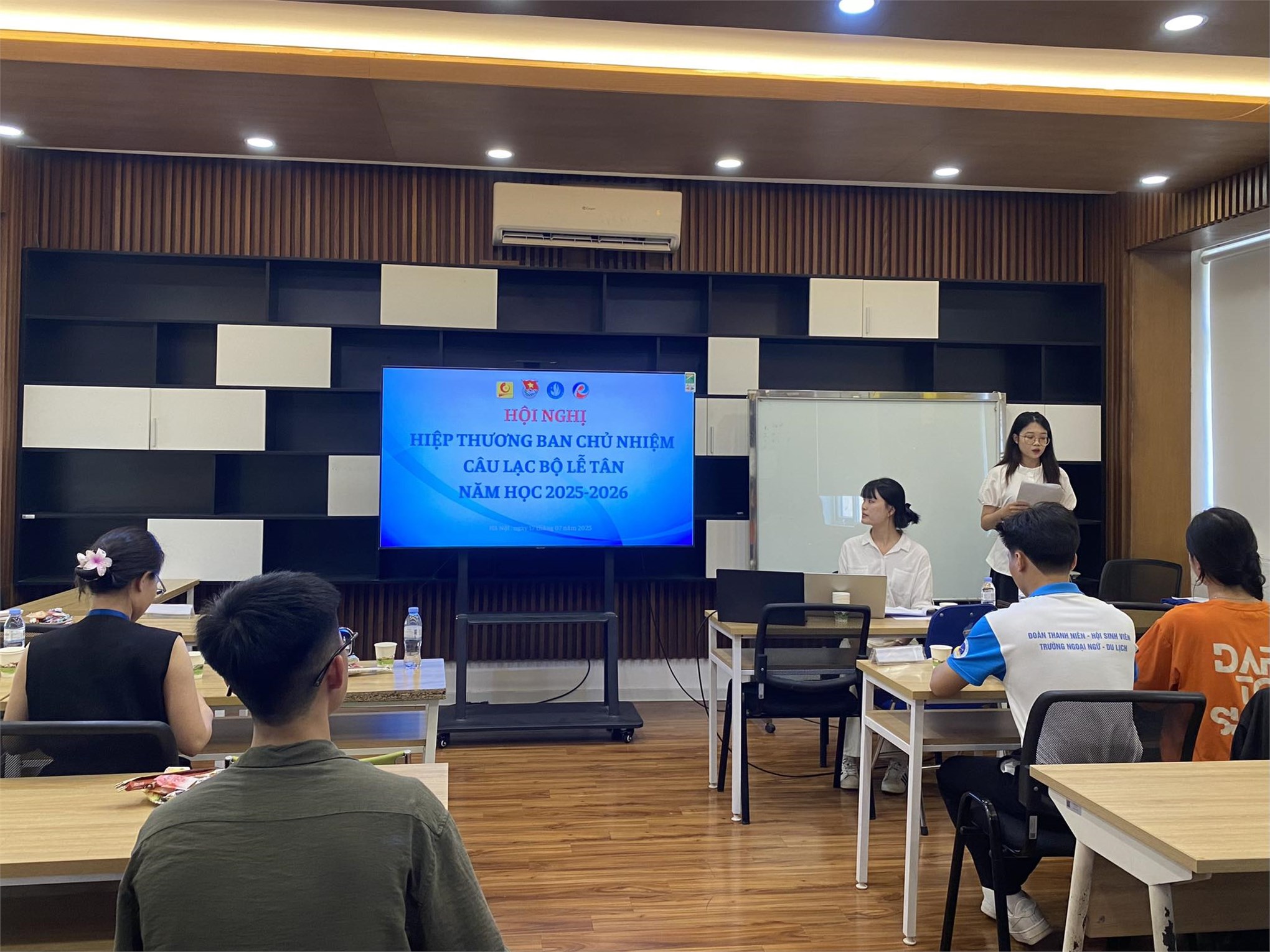 Có thể là hình ảnh về ‎7 người, mọi người đang học và ‎văn bản cho biết '‎၉ 의 HỘINGHI HỘI NGHỊ HIỆP THƯƠNG BAN BAN CHỦ HIỆPTHƯONGBANCHÙNHTÊM NHIỆM CÂUL CÂULĄCBOLỄTÂN CÂULAC LẠC BÔI TẦN NĂM Hoc NĂMHỌC2025-2026 2025-2026 2025 2026 wi PAAMNYDA.AMUW ממדרל M2ANE0N 머니해 ጋሉ‎'‎‎