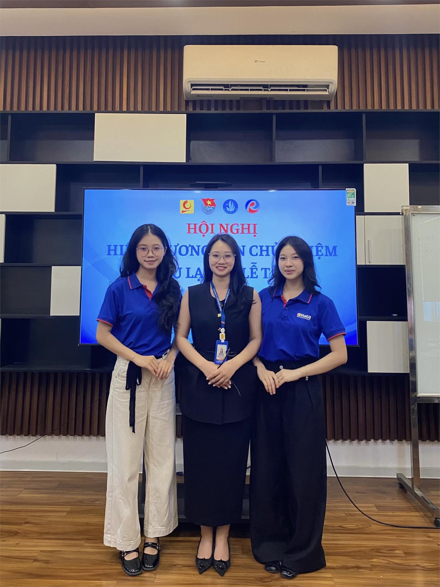 Có thể là hình ảnh về 3 người, TV, phòng tin tức và văn bản