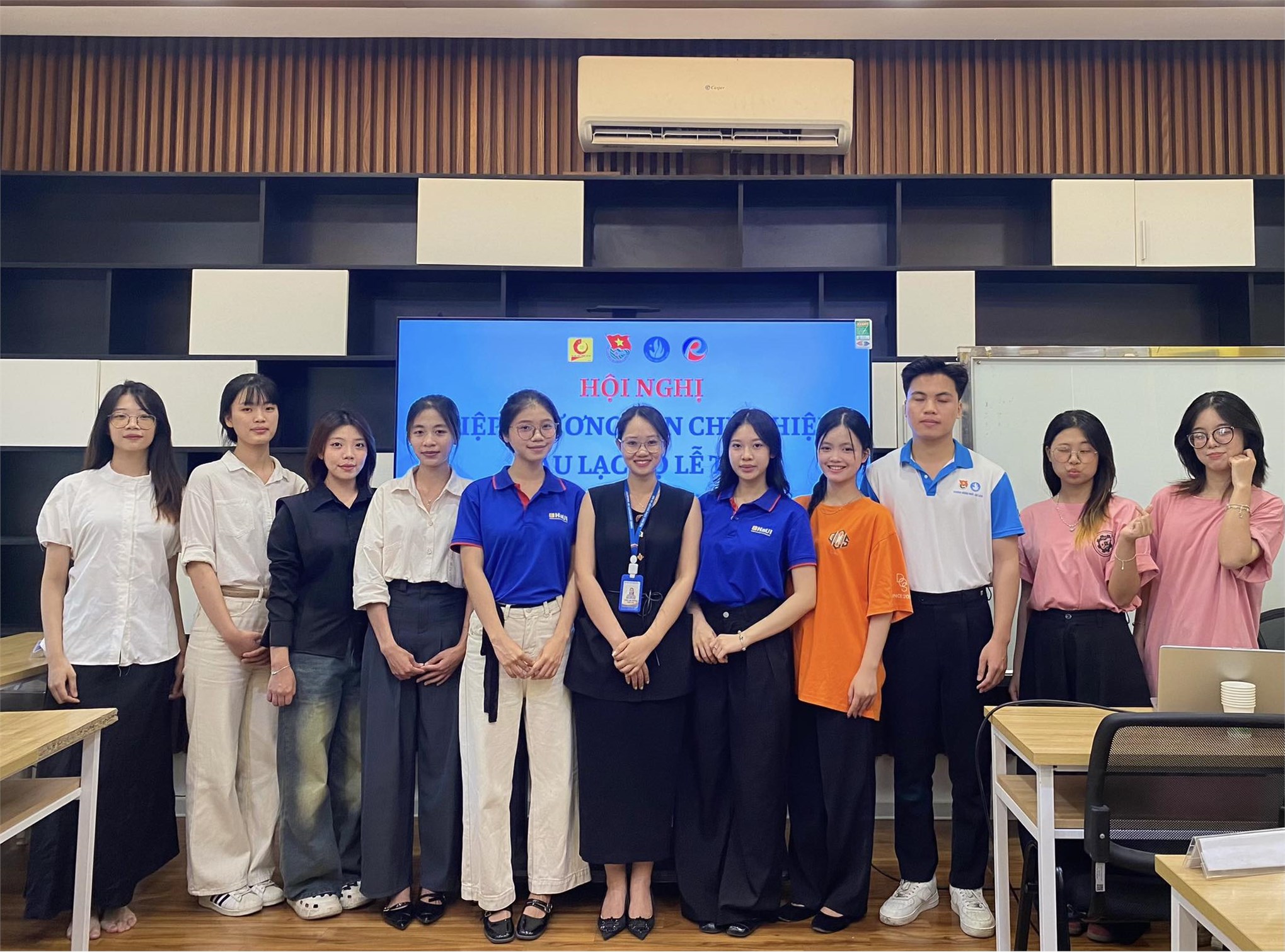 Có thể là hình ảnh về 11 người, mọi người đang học, phòng tin tức và văn bản cho biết 'HỘI IỘINGHỊ ỆT ONG NCH @ CH N ULĄCELÊ LỄ ULẠC HIỆ R5% あッ BO 栗 A'
