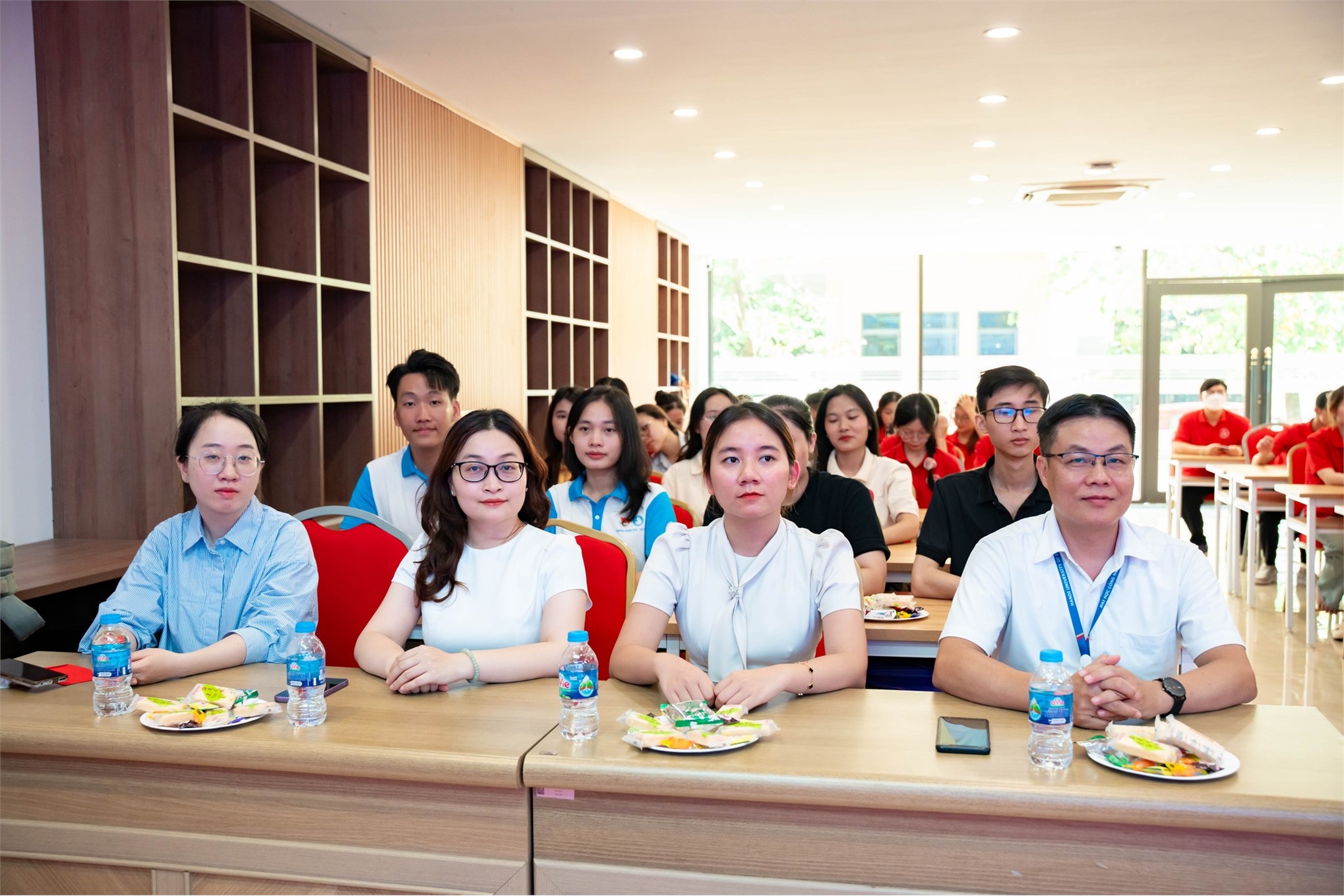 Có thể là hình ảnh về 7 người