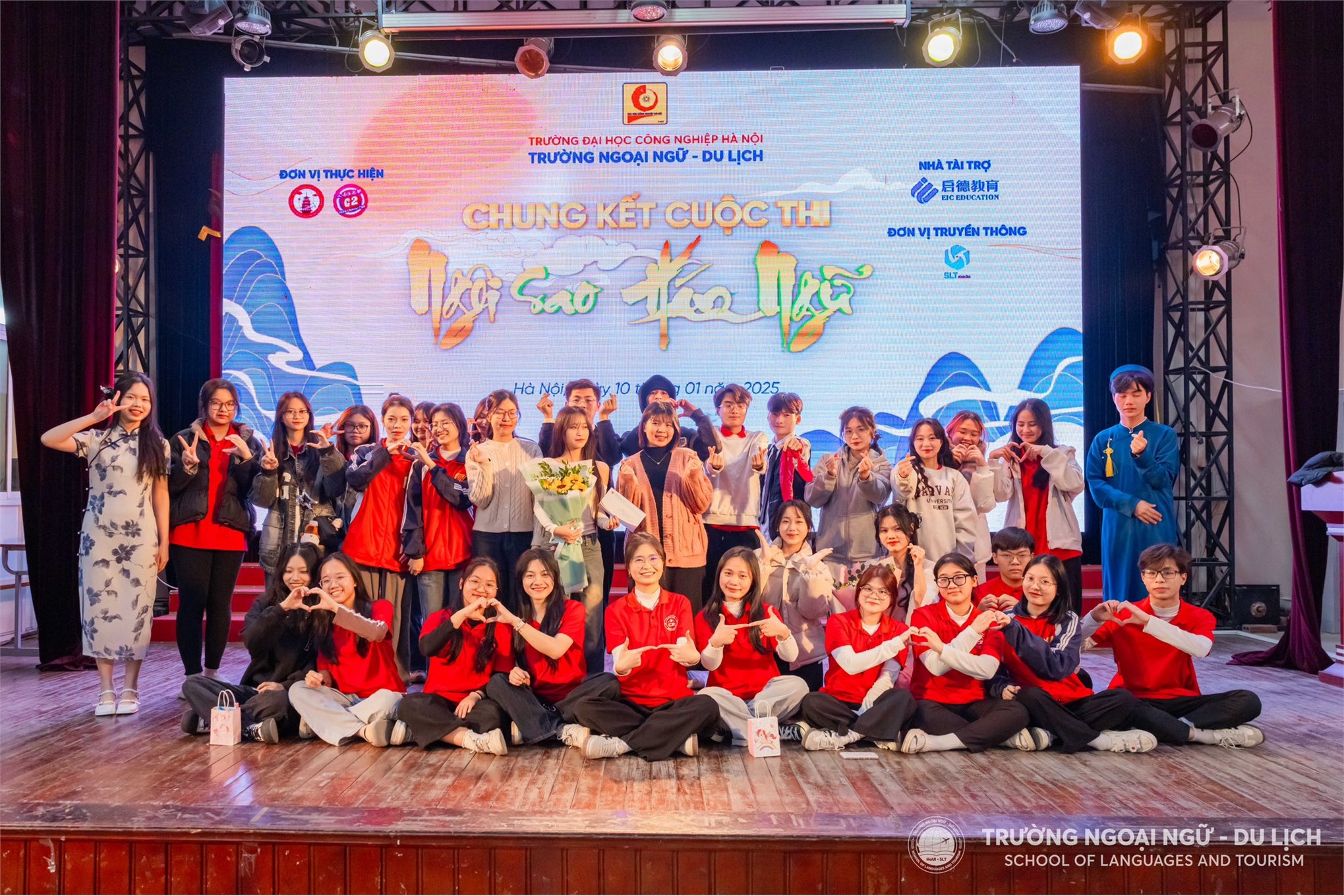 Có thể là hình ảnh về 3 người và văn bản