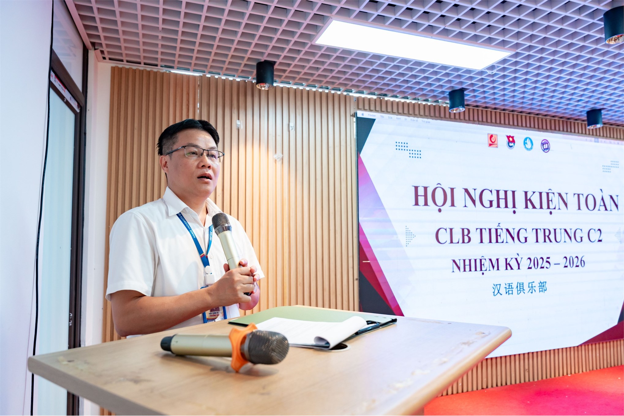 Có thể là hình ảnh về 1 người, thiết bị chiếu sáng, cái bục, phòng tin tức và văn bản cho biết '10 HỘI NGHỊ KIEN TOÀN CLB TIẾNG TRUNG CLBTIÉNGTRUNGC: C2 NHIỆM KỲ 2025- NHIỆMKY2025-2 2025-2026 2026 汉语俱乐部'