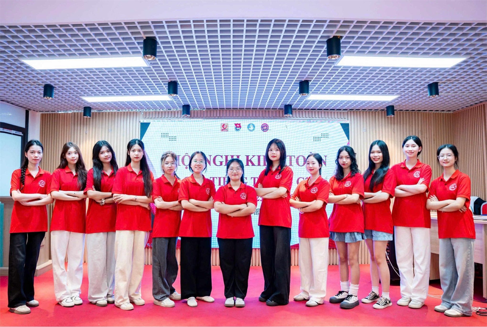 Có thể là hình ảnh về 13 người và đang trình diễn võ thuật