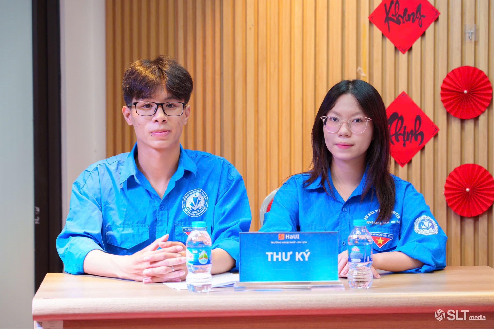 Có thể là hình ảnh về 2 người, phòng tin tức và văn bản
