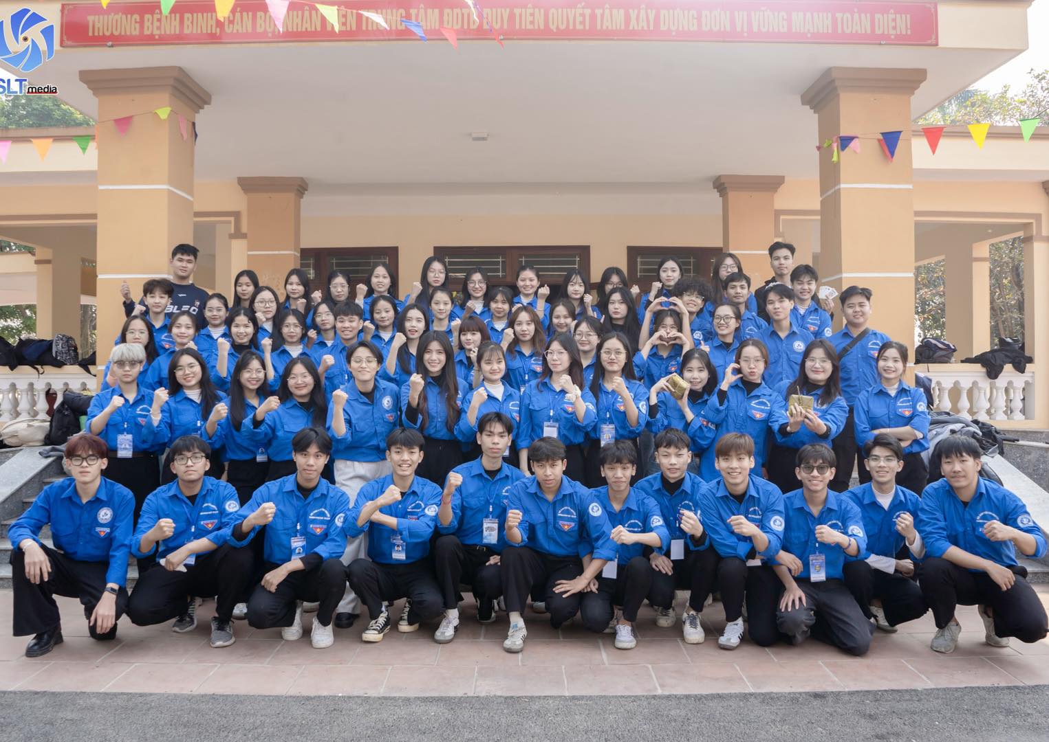 Có thể là hình ảnh về 2 người và văn bản