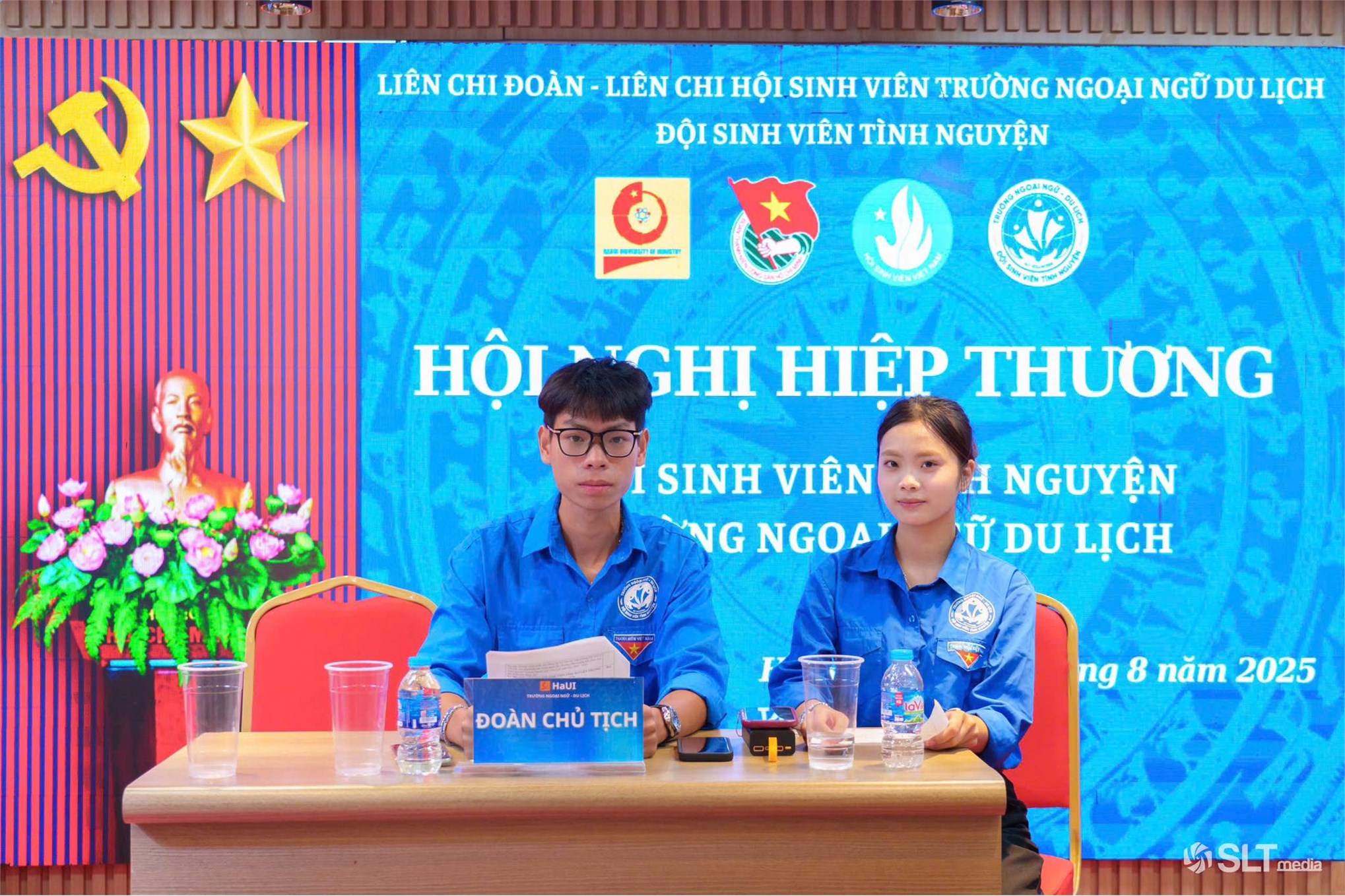 Có thể là hình ảnh về ‎2 người, phòng tin tức và ‎văn bản cho biết '‎ባንልለሎ LIÊN CHI ĐOÀN LIÊN CHI HỘI SINH VIÊN TRƯỜNG NGOẠI บ DU LỊCH ĐỘI SINH VIÊN TÌNH NGUYỆN 微· اي B HÔI GHI HIÊP THƯƠNG SINH VIÊN NG NGOA H NGUYỆN ปี DU LỊCH ĐOÀN CHU ĐOÀNCHUTICH CHỦ TCH ng 8 năm 2025 ارا SSLTmedia OEI media‎'‎‎
