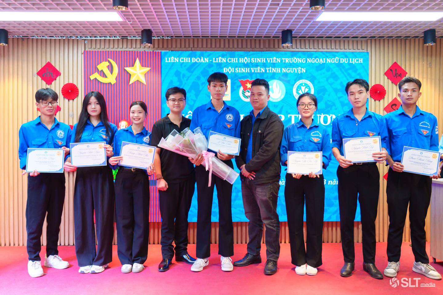 Có thể là hình ảnh về 9 người và văn bản cho biết '1000 LIÊN cΗИ ĐOÀN LIÊN CHI CHIHỘISINHVIÊN HỘI ISINH VIÊN TRƯỜNG NGOẠI NGỮ DU UcH ĐỘI SINH VIÊN TÍNH NGUYỆN TOP năi জ SSLTmed SLT media'