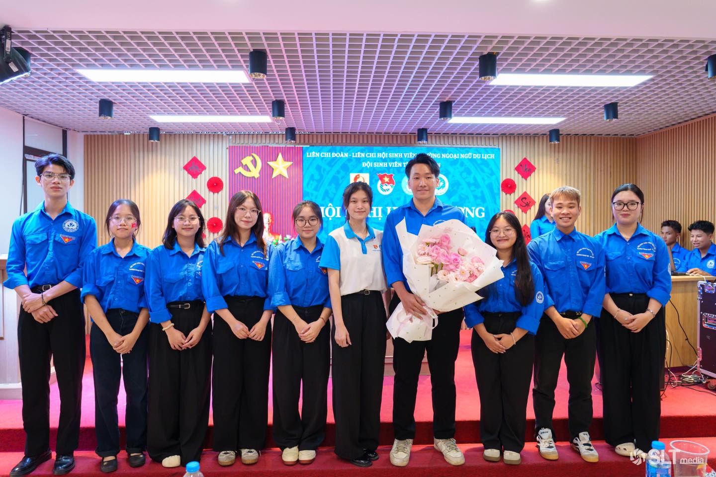 Có thể là hình ảnh về 12 người và văn bản cho biết 'JÊN ENCHIDOAN- LIÊNCH HH EH HỘI SINHVIÊN DOISINHVIENT SIN NGOẠI NGOD NGODUCH UCH ỘI NG Il H M media'