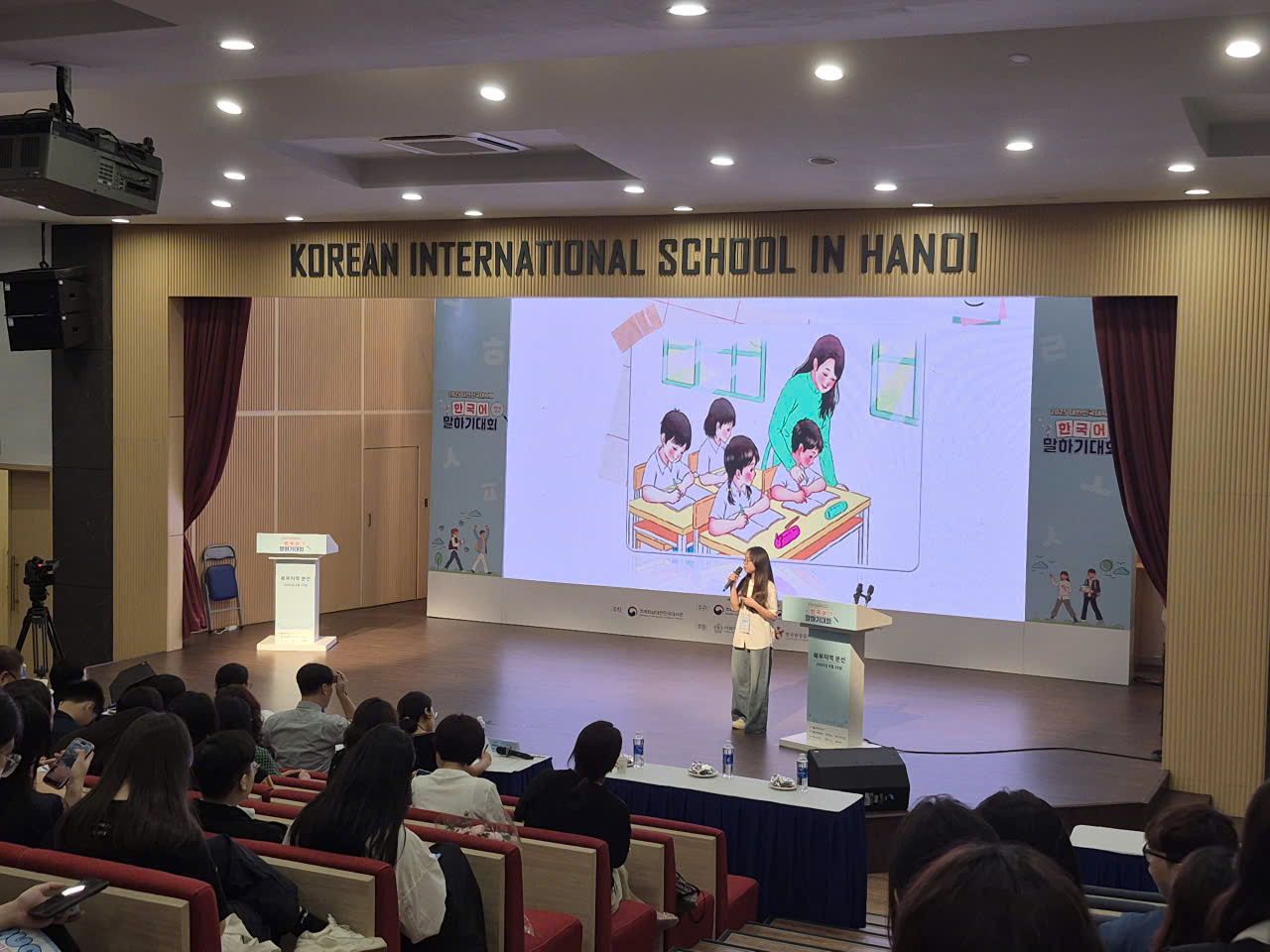 Có thể là hình ảnh về 11 người, cái bục và văn bản