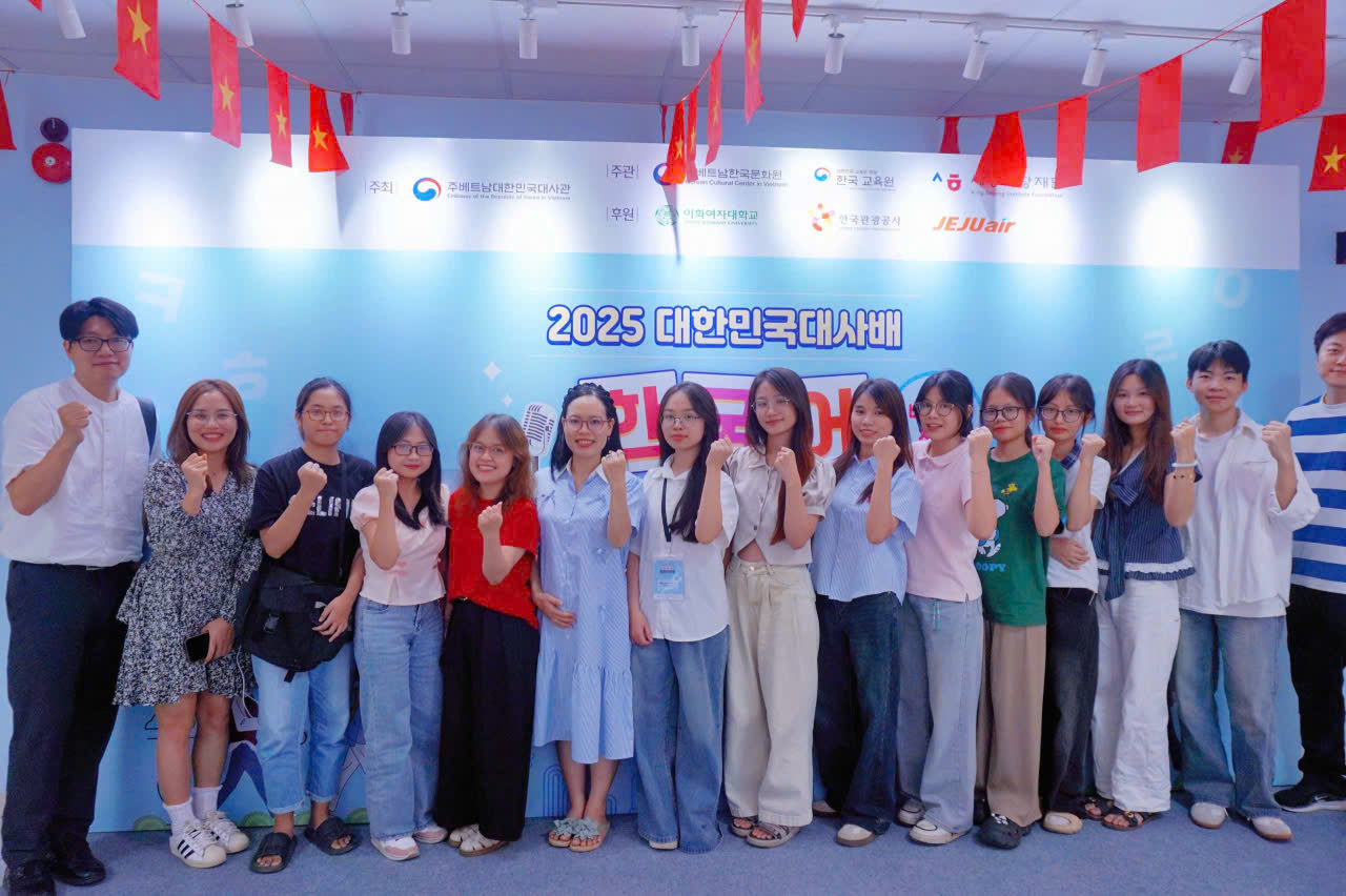 Có thể là hình ảnh về 15 người và văn bản cho biết '|주최 주베트남대한민국대사관 주관| .미날한국문화원 후원 한국고육원 한국 이희미자대학교 한국관광공사 JEJUair 2025 대한민국대사배 LIF'