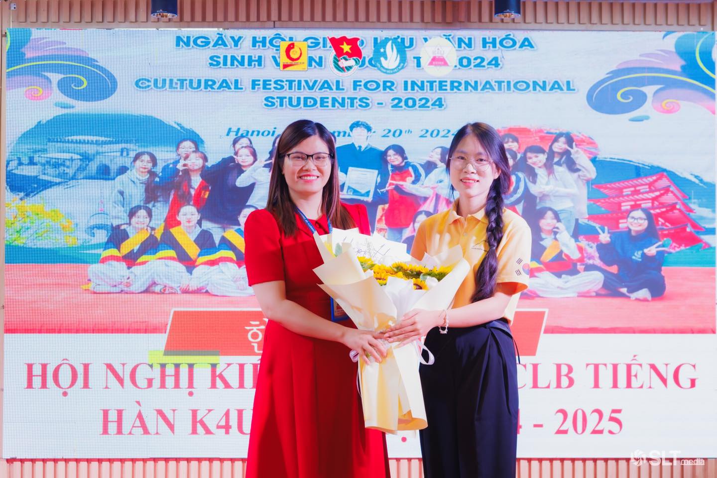 Có thể là hình ảnh về 3 người và văn bản cho biết 'T NGÀY HÔ N HÓA SINH N 024 CULTURAL FESTIVAL FOR INTERNATIONAL STUDENTS- - 2024 Hanoi 20m 202 ㅎ HỘI NGHỊ KII HÀN K4U LB TIẾNG -2025 - media'