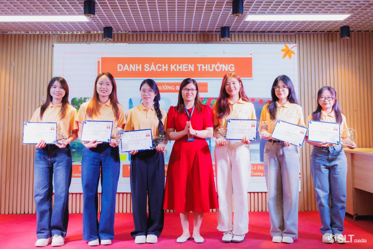 Có thể là hình ảnh về 7 người, tóc mái và văn bản cho biết 'エコニい t5 DANH SÁCH KHEN THƯỞNG ƯỞNG rươm Tah Lê Hư Lnưong TiSLT.ed SLT media'