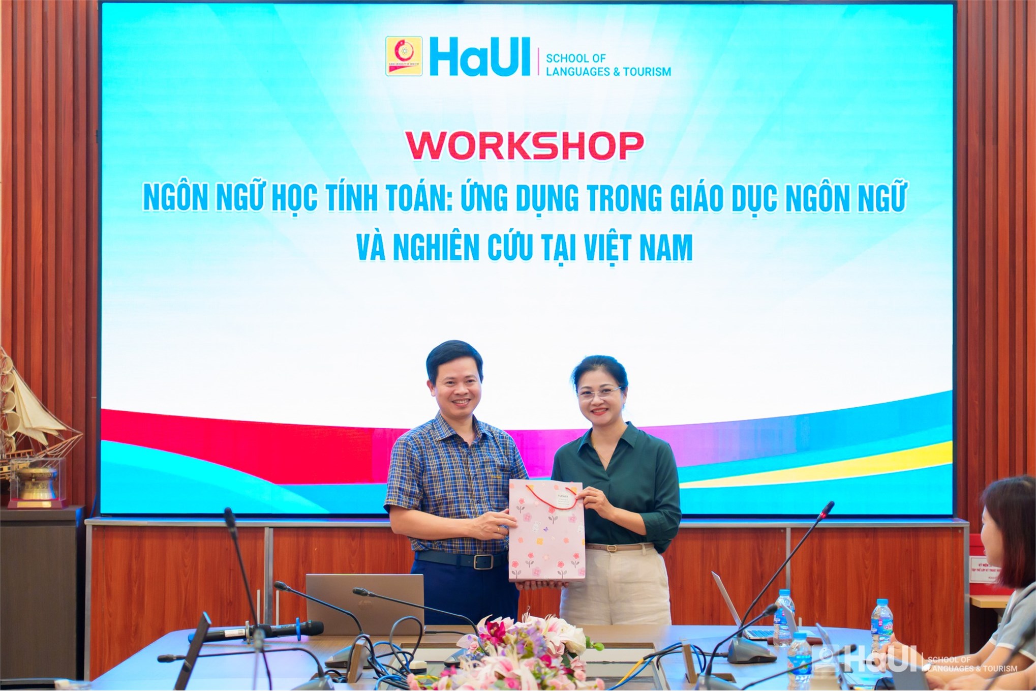 Có thể là hình ảnh về 3 người và văn bản cho biết 'HaUI SCHOOL OF LANGUAGES TOURISM WORKSHOP NGÔN NGỮ HỌC TÍNH TOÁN: ỨNG DỤNG TRONG GIÁO DỤC NGÔN NGỮ VÀ NGHIÊN CỨU TẠI VIỆT NAM 5O'