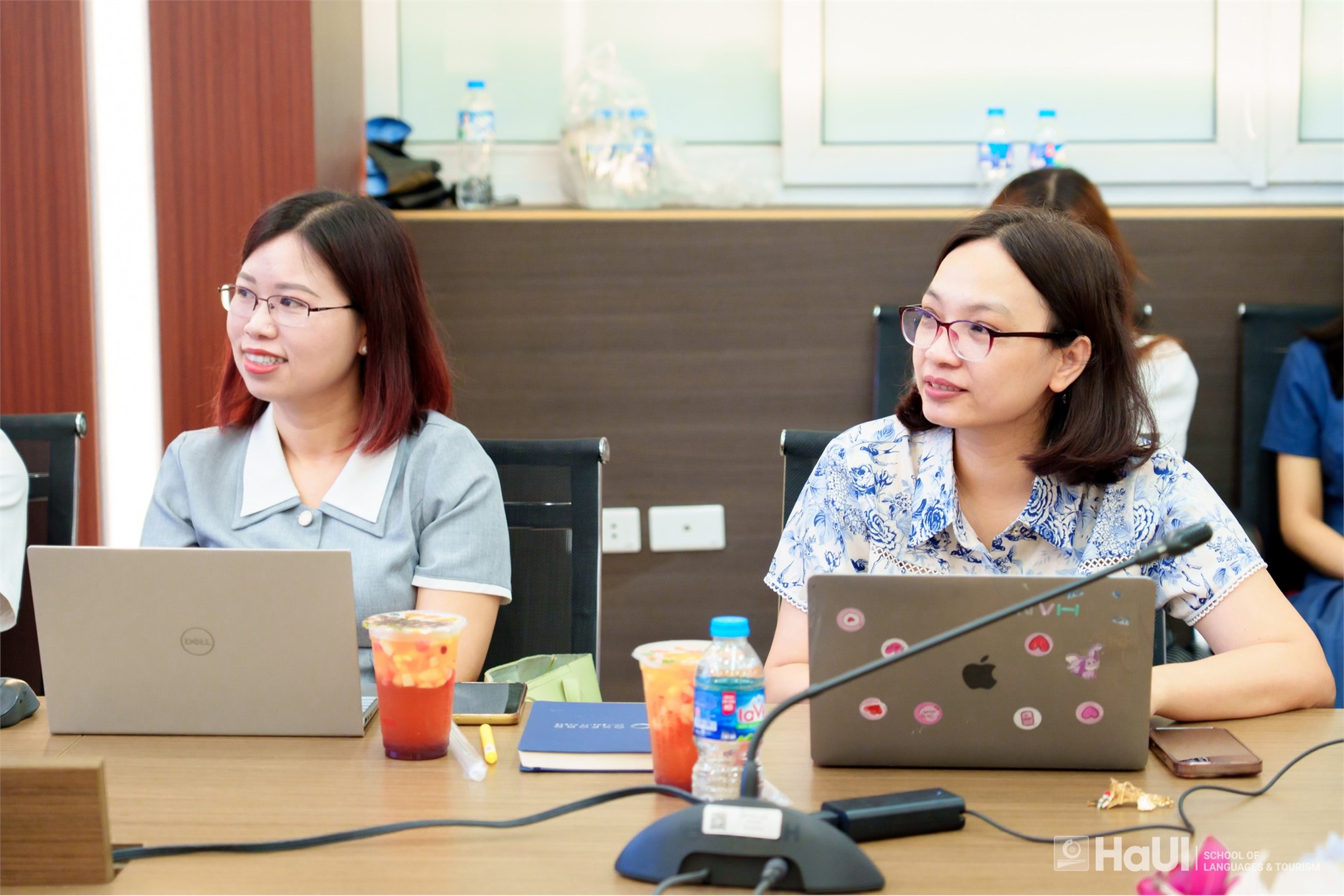 Có thể là hình ảnh về 2 người, mọi người đang học và văn bản cho biết 'き HaUI SCHOOLO LANGUAR'