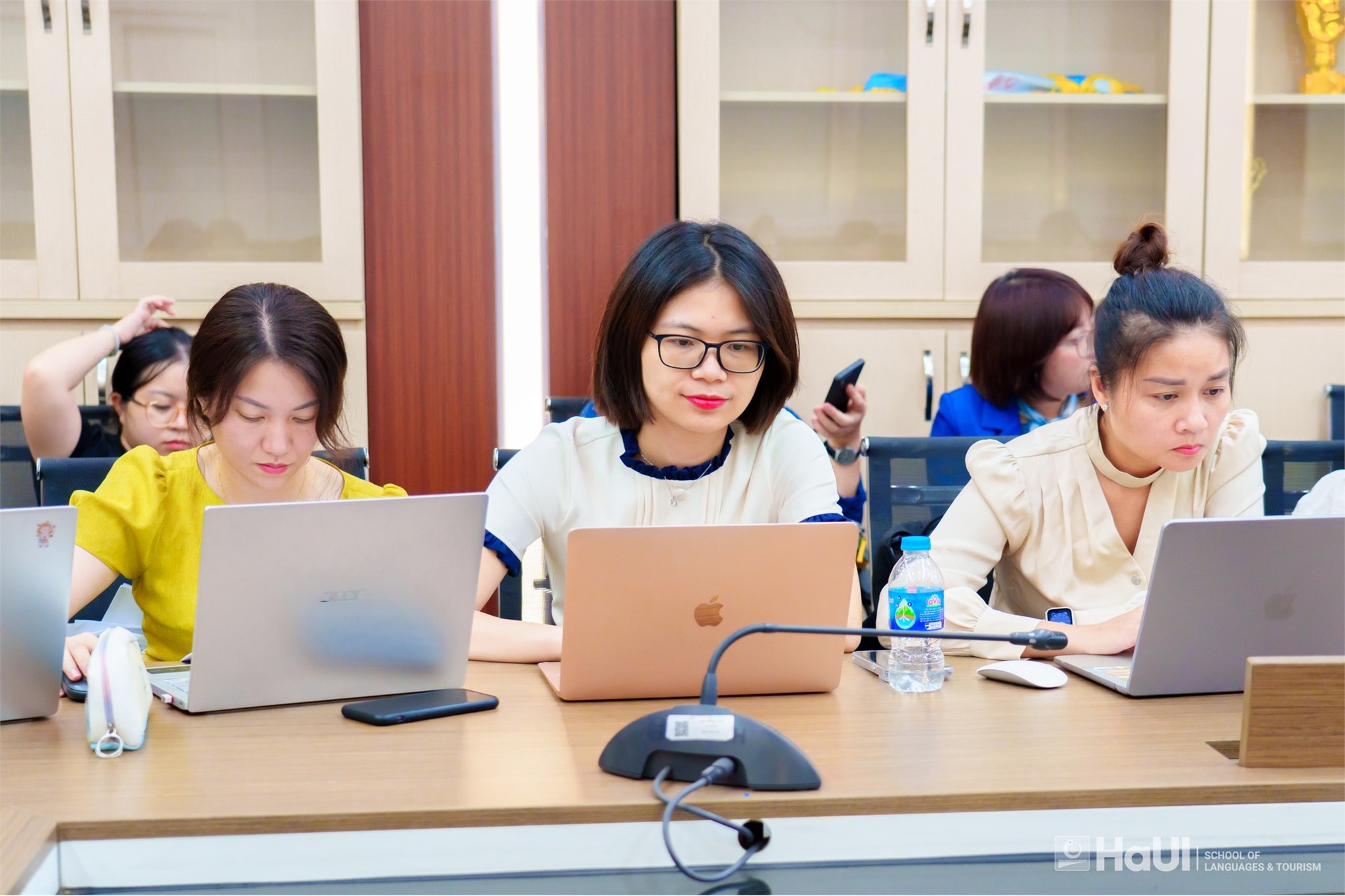 Có thể là hình ảnh về 4 người, mọi người đang học, kính mắt và văn bản
