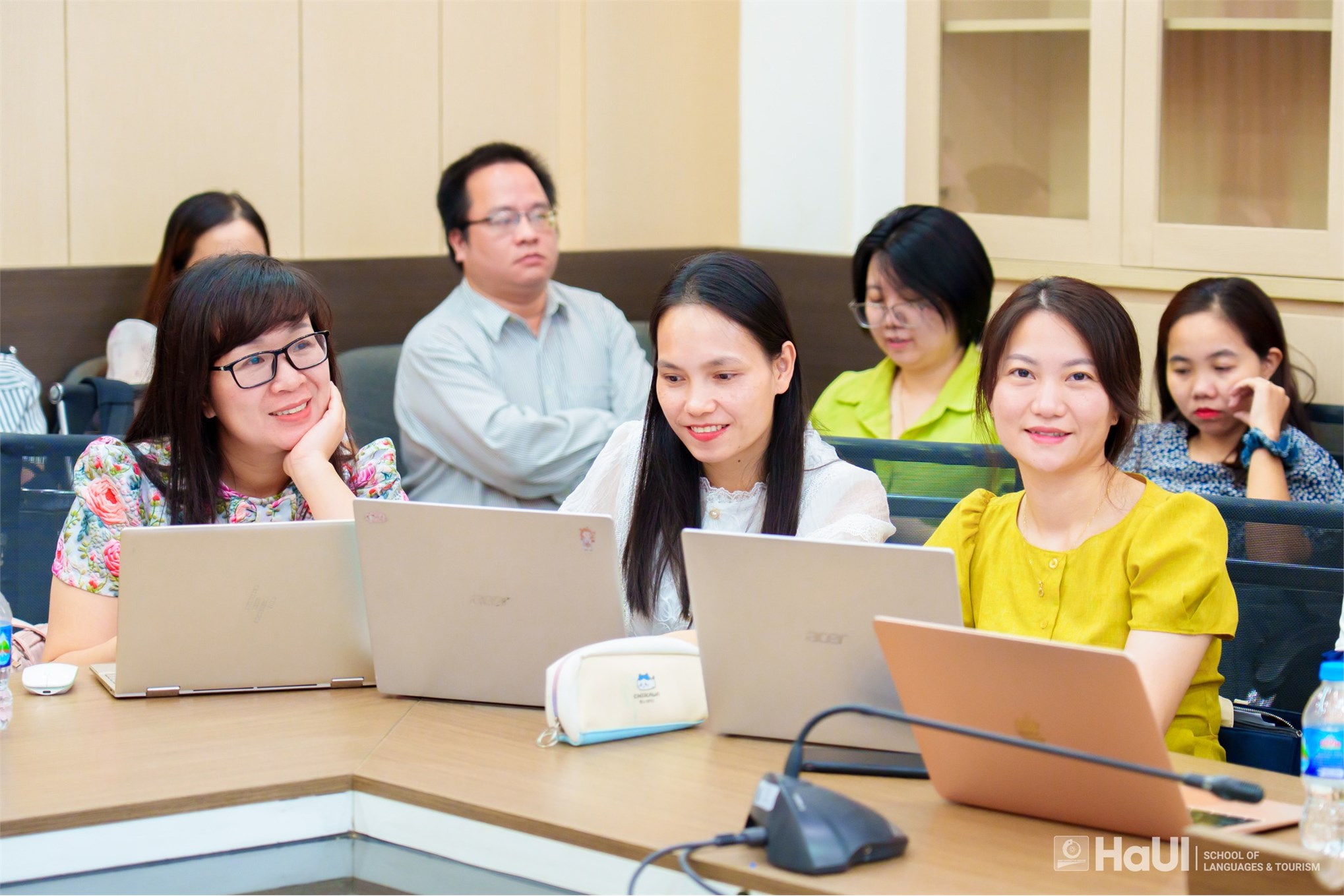 Có thể là hình ảnh về 7 người, mọi người đang học và văn bản cho biết 'HaUI SCHO SCHOOLOF LANGUAGES& TOURISMA'