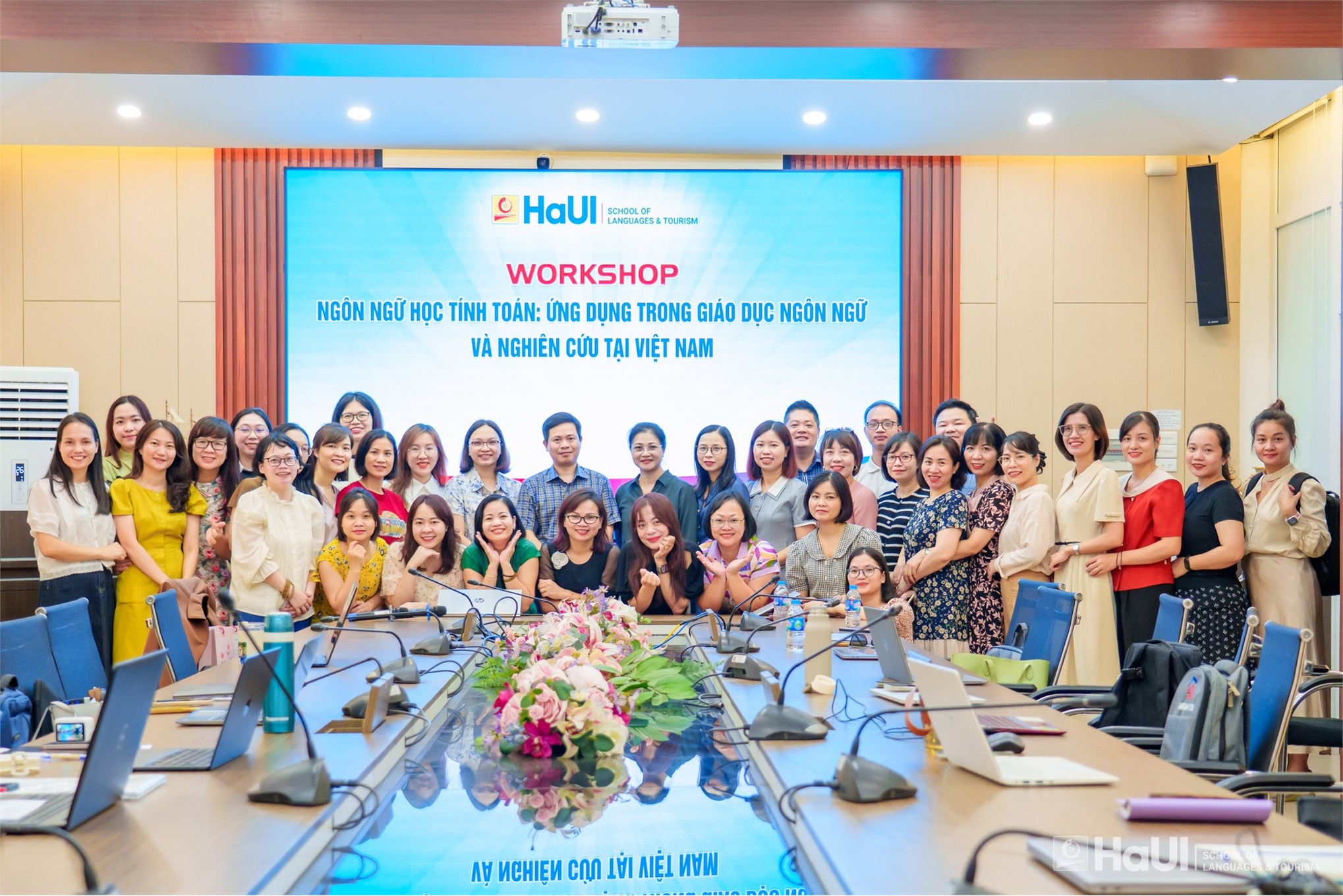 Có thể là hình ảnh về 8 người và văn bản cho biết '.크 ပ HaUI: SCHOOLOF LANGLWGES TDJRISM WORKSHOP NGÔN NGỮ Hoc TÍNH TOÁN: ỨNG DỤNG TRONG GIÁO DỤC NGÔN NGỮ VÀ NGHIÊN CỨU TẠI VIỆT NAM ለህ ИEHИeи ចណ ИenΜ લ NIỆI И'
