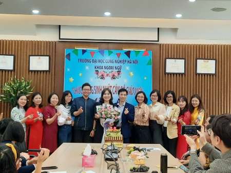 Khoa Ngoại ngữ tổ chức sinh hoạt kỉ niệm 121 năm ngày Quốc tế Phụ nữ