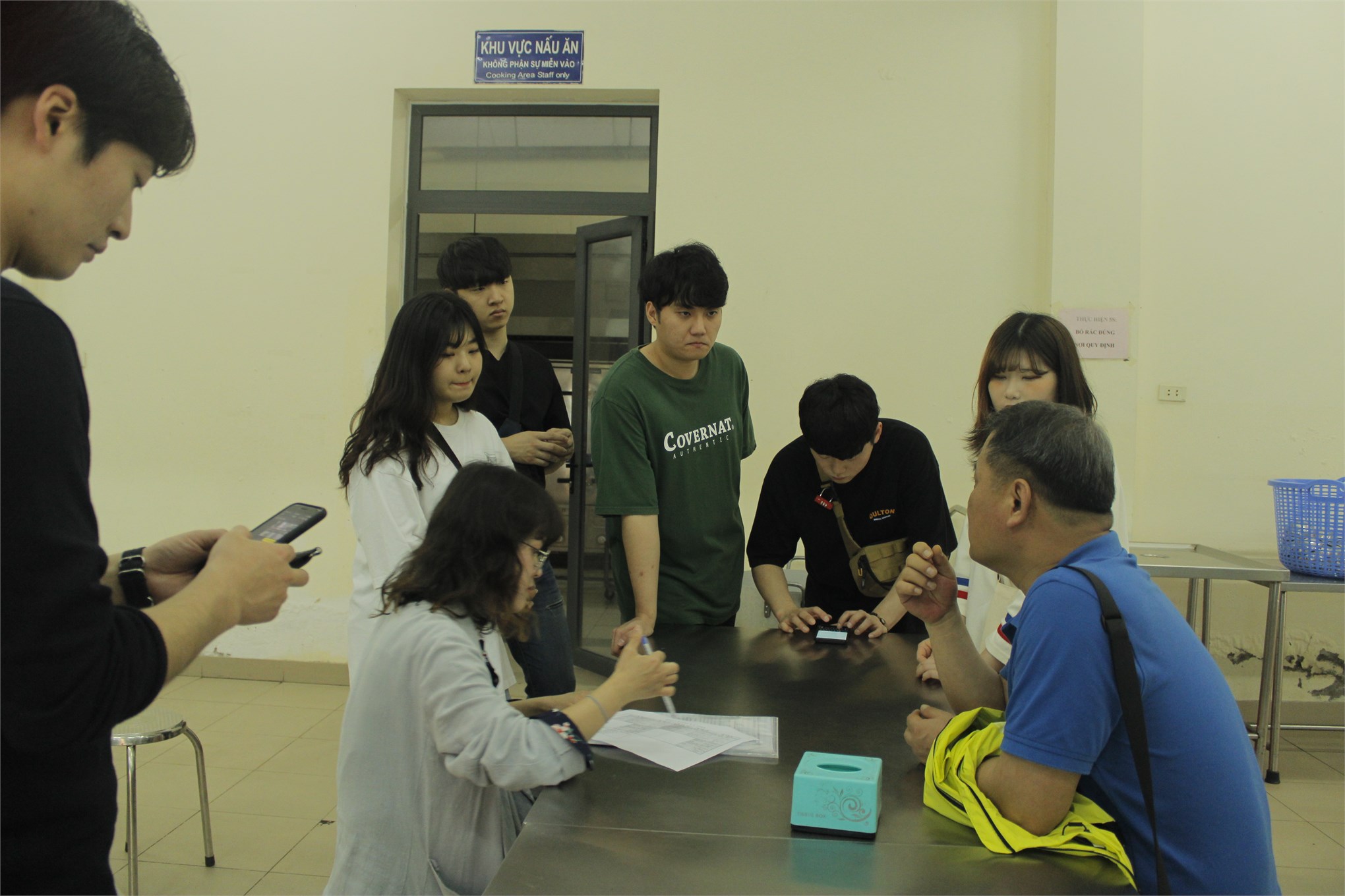Sinh viên tình nguyện trường Đại học Pai Chai thăm và làm việc tại Khoa Ngoại ngữ