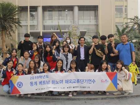 Sinh viên tình nguyện trường Đại học Pai Chai thăm và làm việc tại Khoa Ngoại ngữ