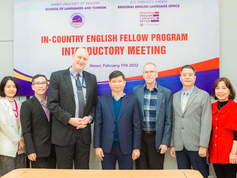 Đón tiếp Ngài Frank Jerrold - Giám đốc Văn phòng tiếng Anh khu vực (RELO Vietnam) và bàn giao chuyên gia John Niblett làm việc tại Trường Ngoại ngữ - Du lịch, Đại học Công nghiệp Hà Nội