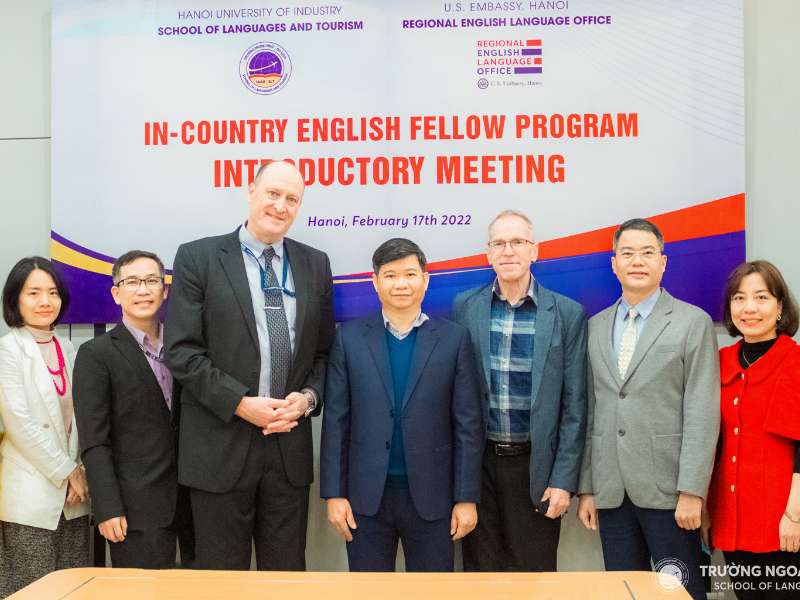 Đón tiếp Ngài Frank Jerrold - Giám đốc Văn phòng tiếng Anh khu vực (RELO Vietnam) và bàn giao chuyên gia John Niblett làm việc tại Trường Ngoại ngữ - Du lịch