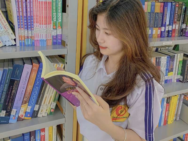 "Good friends, good books, and a sleepy conscience: this is the ideal life."