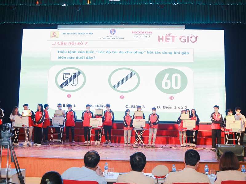 Chương trình tìm hiểu Luật giao thông đường bộ và kỹ năng lái xe mô tô an toàn cho sinh viên