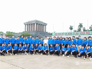 Đoàn đại biểu thanh niên Trường Đại học Công nghiệp Hà Nội báo công dâng Bác