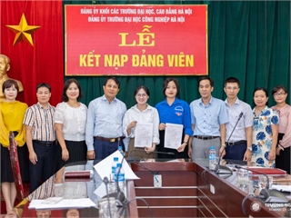 Chi bộ Trường Ngoại ngữ - Du lịch, Đại học Công nghiệp Hà Nội tổ chức Lễ kết nạp cho 02 đảng viên mới