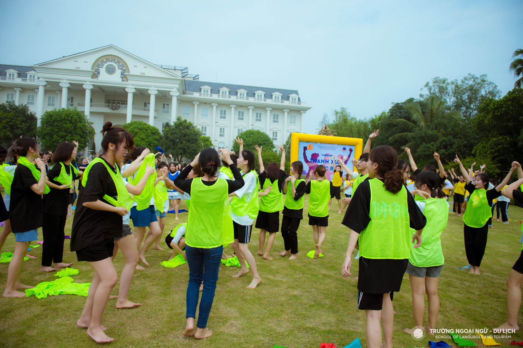 Sinh viên Trường Ngoại ngữ- Du lịch tham gia `Tiết học ngoài giảng đường`