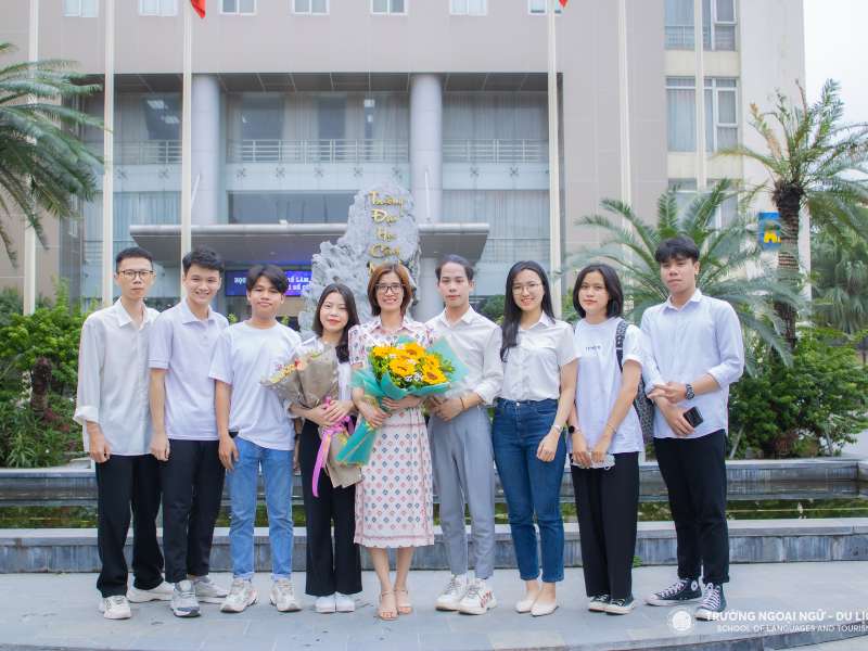Sinh viên Trường Ngoại ngữ - Du lịch, Đại học Công nghiệp Hà Nội với nghiên cứu khoa học