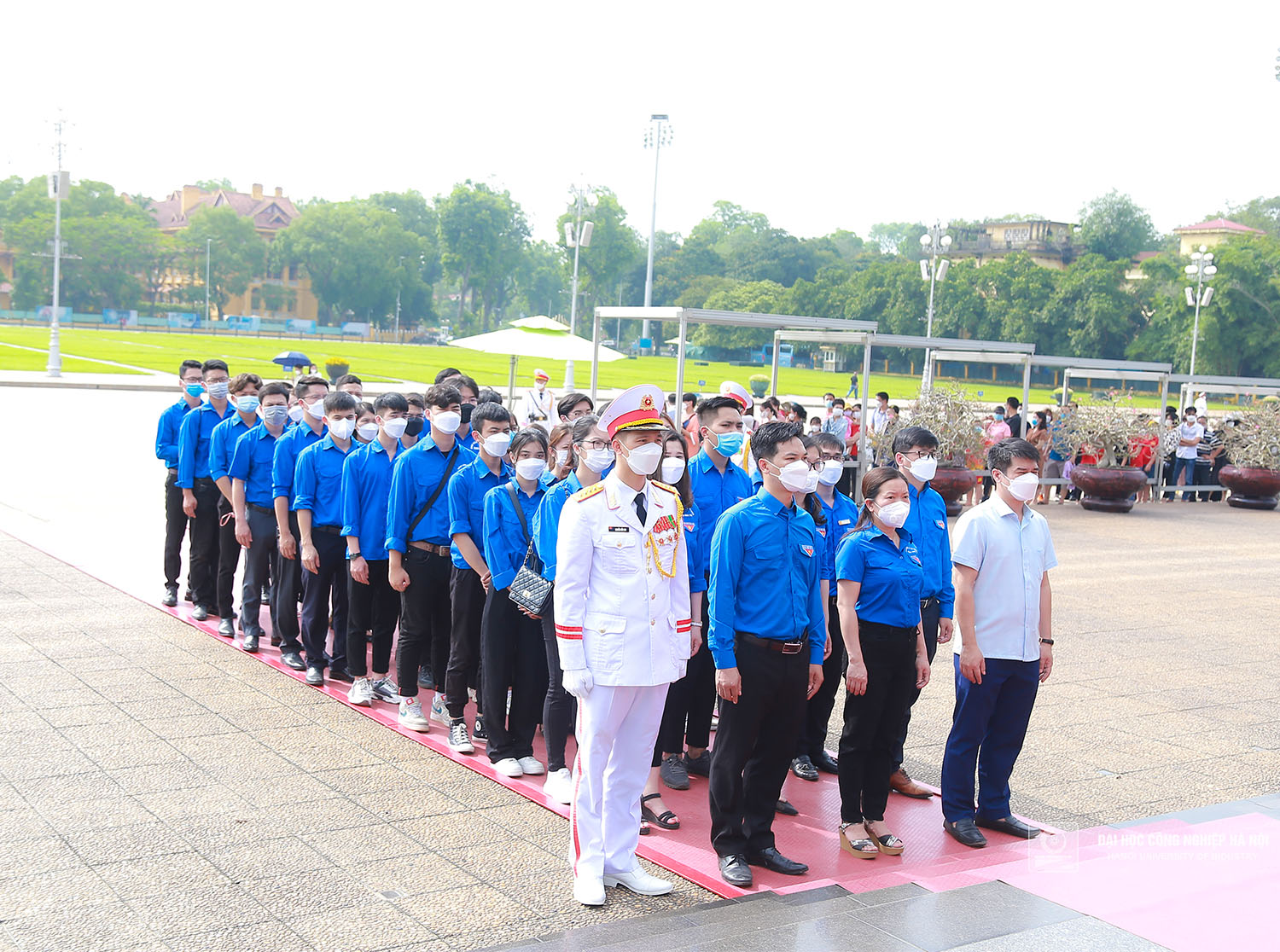 Đoàn đại biểu thanh niên Trường Đại học Công nghiệp Hà Nội báo công dâng Bác