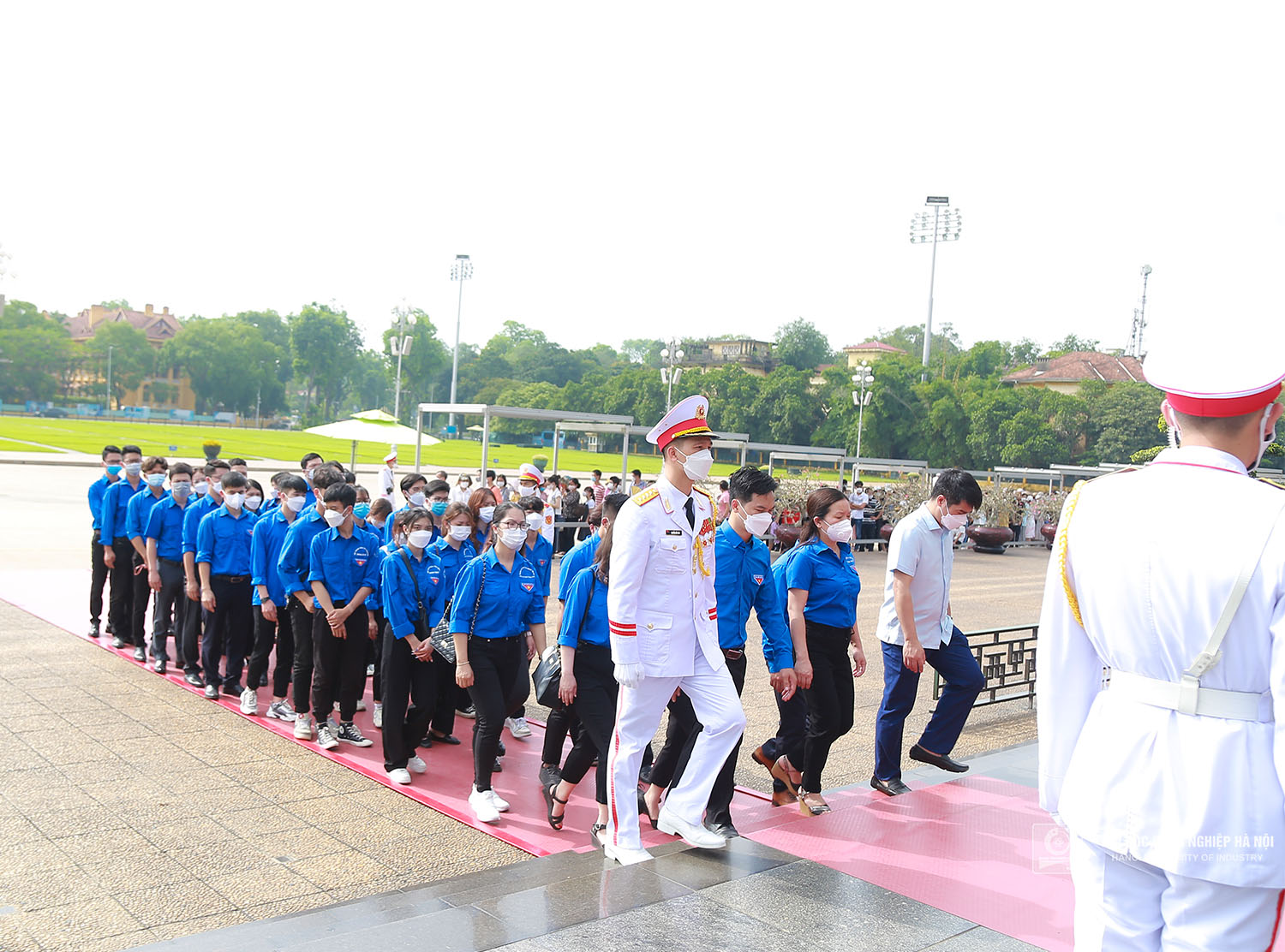 Đoàn đại biểu thanh niên Trường Đại học Công nghiệp Hà Nội báo công dâng Bác