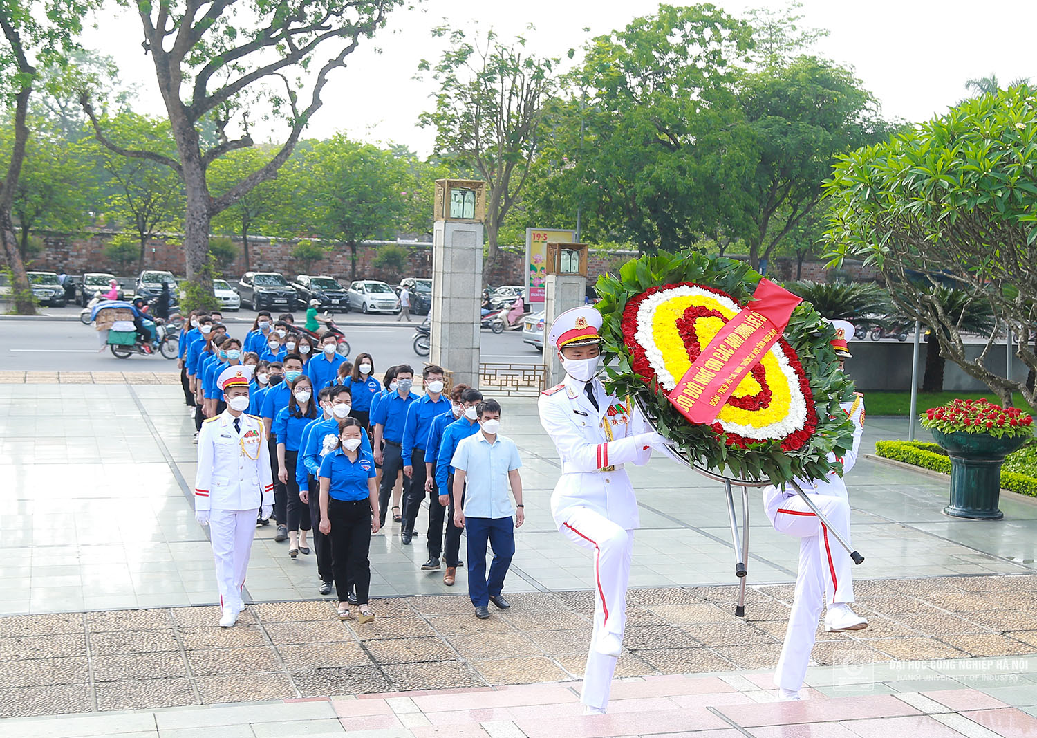 Đoàn đại biểu thanh niên Trường Đại học Công nghiệp Hà Nội báo công dâng Bác