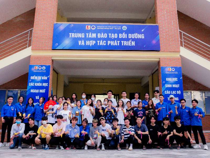 Đội sinh viên tình nguyện Trường Ngoại ngữ - Du lịch