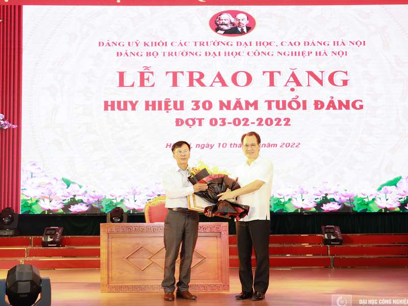 Trao tặng Huy hiệu 30 năm tuổi Đảng và Sơ kết công tác xây dựng Đảng 6 tháng đầu năm 2022