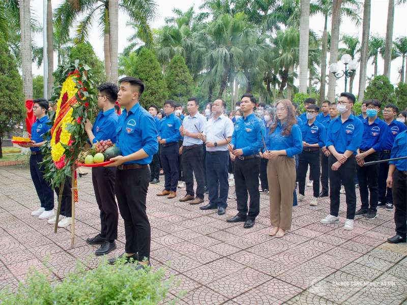 Lễ dâng hương Anh hùng liệt sỹ kỷ niệm 75 năm ngày Thương binh liệt sỹ