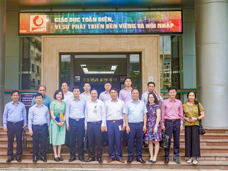 Đoàn công tác Ban Thi đua - Khen thưởng Trung ương và Văn phòng Bộ Công Thương thăm, làm việc tại Trường Đại học Công nghiệp Hà Nội