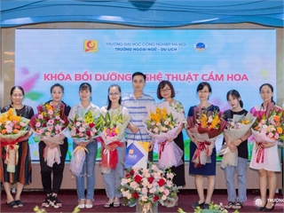 Khóa bồi dưỡng nghệ thuật cắm hoa cho giảng viên Trường Ngoại ngữ - Du lịch, Đại học Công nghiệp Hà Nội