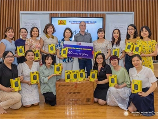 Văn phòng Tiếng Anh khu vực (RELO) Việt Nam trao tặng 40 thiết bị trợ giảng cho khoa Ngôn ngữ Anh