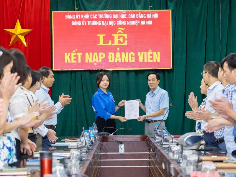 Thanh xuân là không ngừng phấn đấu - Sinh viên Lê Thị Nga lớp Ngôn ngữ Trung Quốc 01 khóa 14