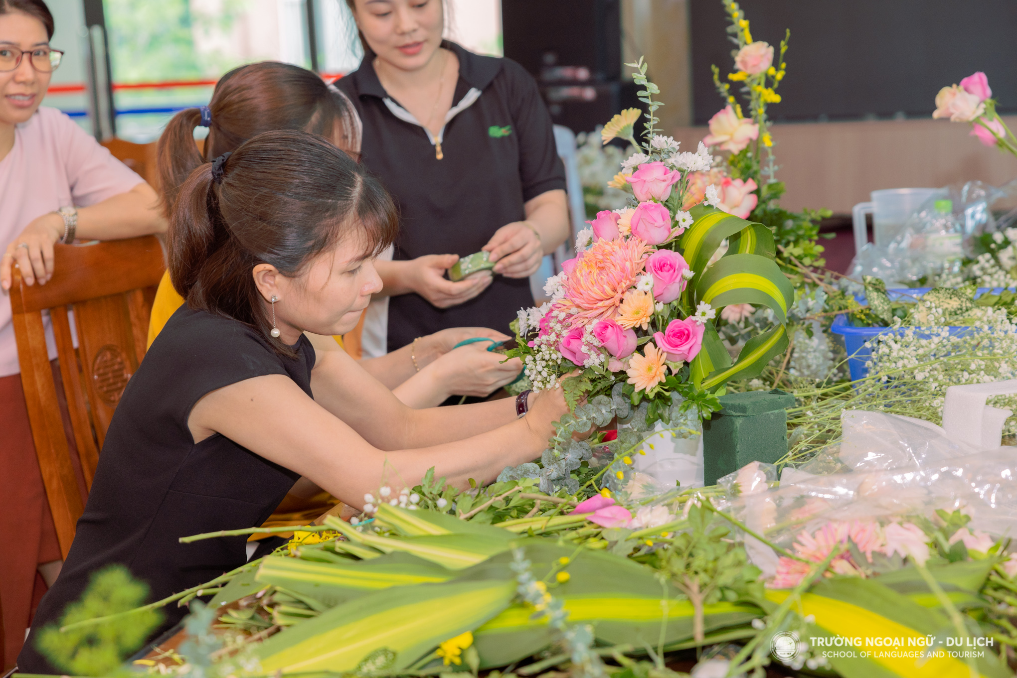  Khóa bồi dưỡng nghệ thuật cắm hoa cho giảng viên Trường Ngoại ngữ - Du lịch