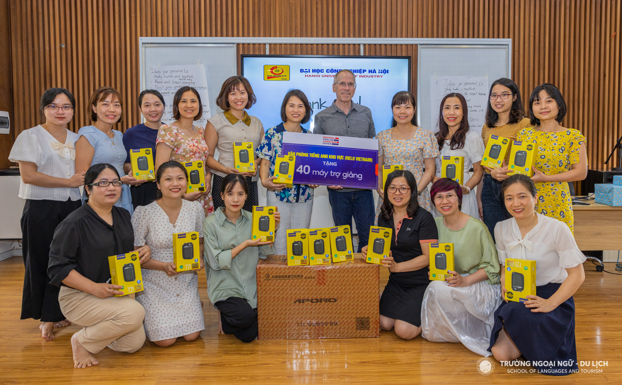 Văn phòng Tiếng Anh khu vực (RELO) Việt Nam trao tặng 40 thiết bị trợ giảng cho khoa Ngôn ngữ Anh