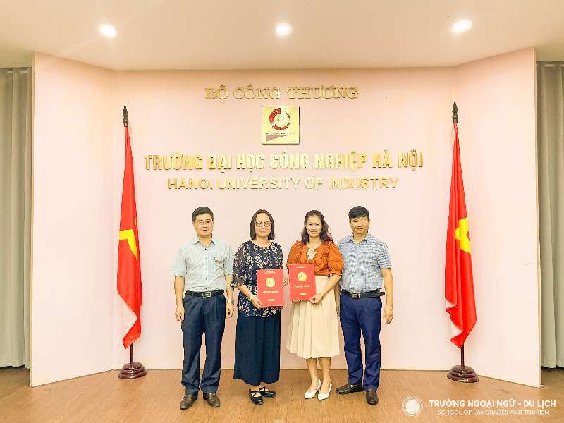 Trao Quyết định về công tác cán bộ dành cho 02 viên chức quản lý thuộc Trường Ngoại ngữ - Du lịch, Đại học Công nghiệp Hà Nội
