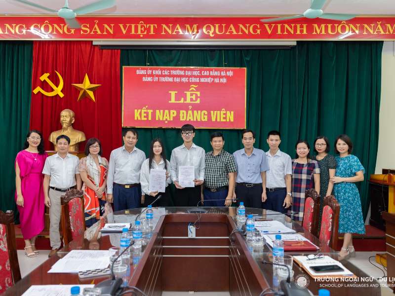 Chi bộ Trường Ngoại ngữ - Du lịch, Đại học Công nghiệp Hà Nội tổ chức Lễ kết nạp cho 02 đảng viên mới