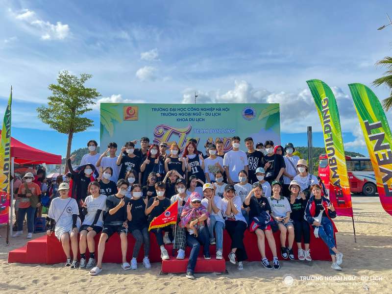 Fly Up – Hành trình Hạ Long của sinh viên Khoa Du lịch khóa 16