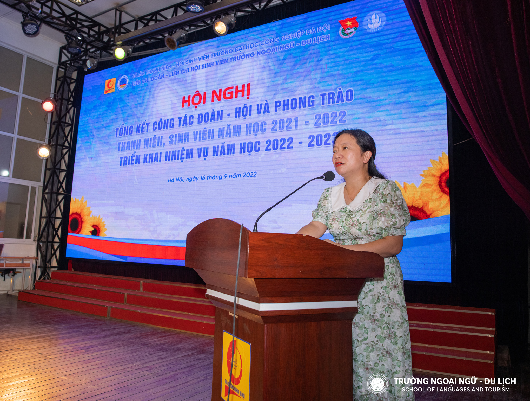 Đồng chí Trương Thị Thanh Hoài - Chi uỷ viên Chi bộ, Trưởng phòng Tổng hợp Trường Ngoại ngữ - Du lịch phát biểu tại Hội nghị