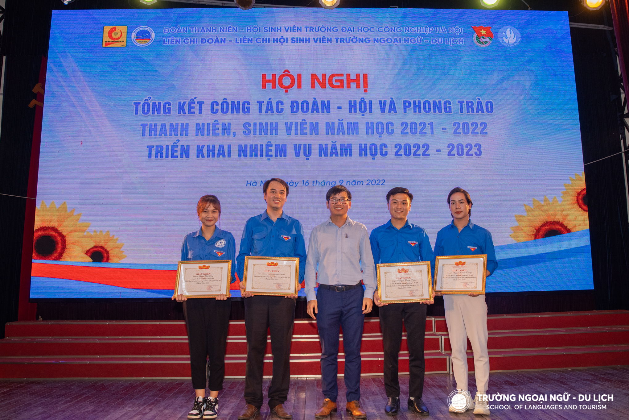 Đồng chí Nguyễn Đình Tiến - Phó Bí thư Đoàn Thanh niên Nhà trường trao giấy khen cho tập thể BCH Liên chi Đoàn và các cá nhân đã có thành tích xuất sắc trong năm học 2021 - 2022