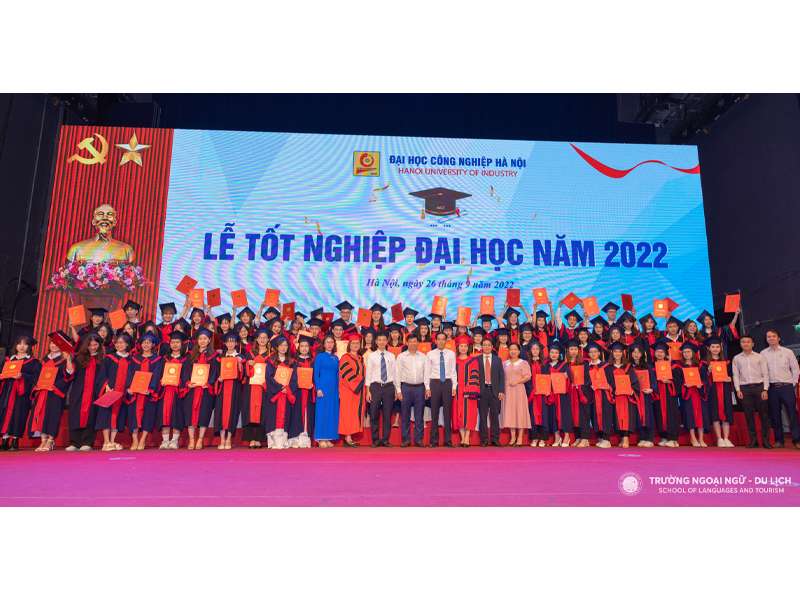 Tân cử nhân Trường Ngoại ngữ - Du lịch, Đại học Công nghiệp Hà Nội rạng rỡ trong buổi Lễ tốt nghiệp đại học năm 2022